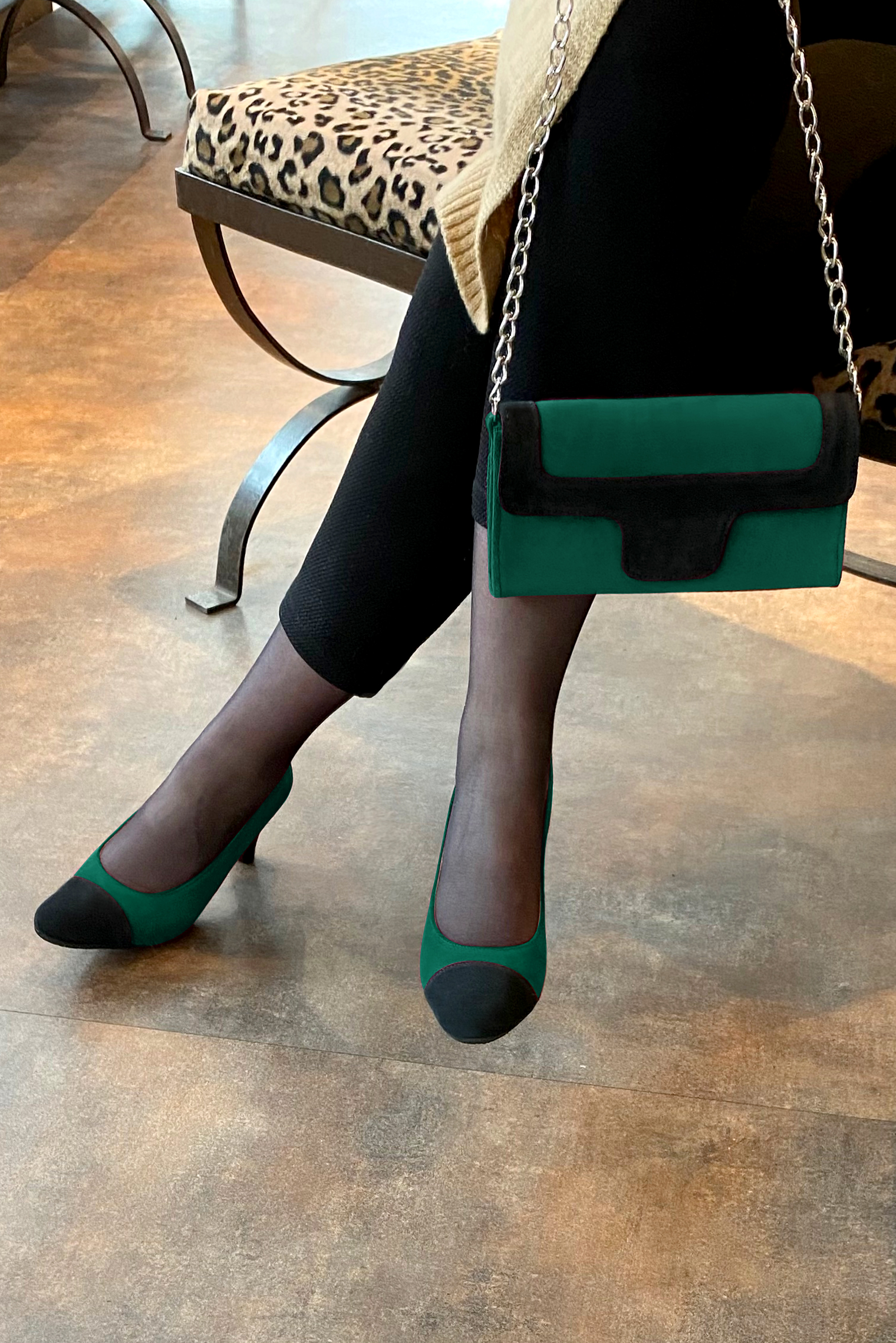 Matt black and emerald green women's dress pumps, with a round neckline. Round toe. High kitten heels. Worn view - Florence KOOIJMAN